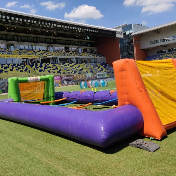 huur deze human table soccer bij attraxi